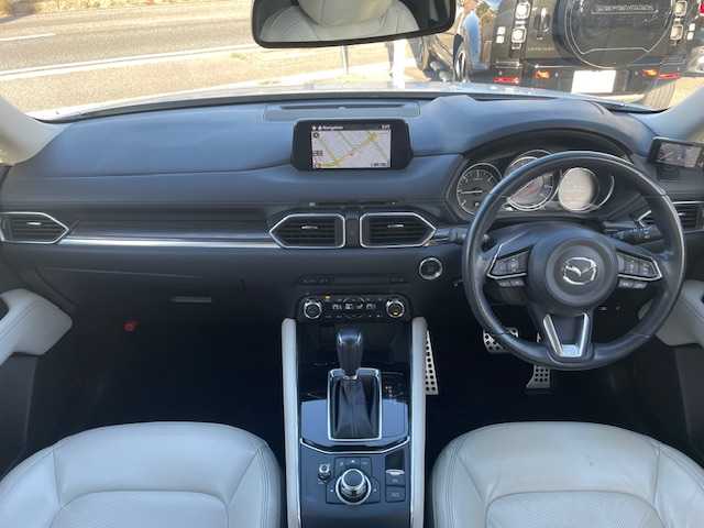 マツダ ＣＸ－５ XD Lパッケージ 三重県 2017(平29)年 13.5万km スノーフレイクホワイトパールマイカ メーカーオプション/・地デジTV/CD/DVD/アドバンスドスマートシティブレーキサポート/後退時スマートシティブレーキサポート/誤発進抑制制御/スマートブレーキサポート/レーダークルーズコントロール/ブラインドスポットモニタリング/車線逸脱警報システム/レーンキープアシストシステム/リアパーキングセンサー/ドライバーアテンションアラート/純正SDナビ/フルセグTV/【CD/DVD/Bluetooth/USB/AUX】/サイド/バックカメラ/ETC/ドライブレコーダー/ヘッドアップディスプレイ/パワーバックドア/レザーシート/全席シートヒーター/D/N席パワーシート/オートライト/アダプティブLEDヘッドランプ/シグネチャーLEDランプ/フロントフォグランプ/225/55R19インチ純正AW/プッシュスタート/スマートキー/スペアキー/純正フロアマット