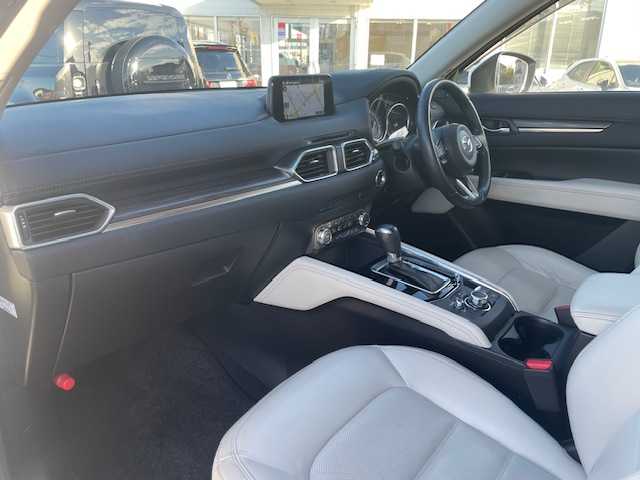 マツダ ＣＸ－５ XD Lパッケージ 三重県 2017(平29)年 13.5万km スノーフレイクホワイトパールマイカ メーカーオプション/・地デジTV/CD/DVD/アドバンスドスマートシティブレーキサポート/後退時スマートシティブレーキサポート/誤発進抑制制御/スマートブレーキサポート/レーダークルーズコントロール/ブラインドスポットモニタリング/車線逸脱警報システム/レーンキープアシストシステム/リアパーキングセンサー/ドライバーアテンションアラート/純正SDナビ/フルセグTV/【CD/DVD/Bluetooth/USB/AUX】/サイド/バックカメラ/ETC/ドライブレコーダー/ヘッドアップディスプレイ/パワーバックドア/レザーシート/全席シートヒーター/D/N席パワーシート/オートライト/アダプティブLEDヘッドランプ/シグネチャーLEDランプ/フロントフォグランプ/225/55R19インチ純正AW/プッシュスタート/スマートキー/スペアキー/純正フロアマット