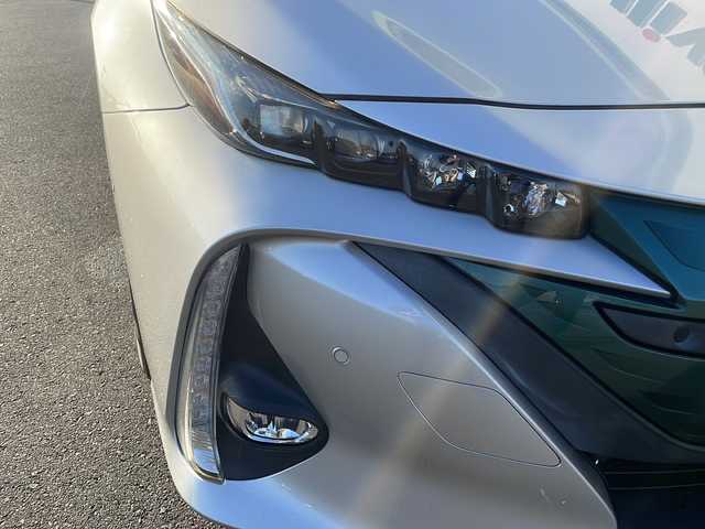トヨタ プリウス ＰＨＶ A ユーティリティプラス 茨城県 2018(平30)年 1.9万km シルバーM 純正SDナビ/(Bluetooth/USB/バックカメラ/フルセグTV)/トヨタセーフティセンス/　プリクラッシュブレーキ/　レーンアシスト/　オートマチックハイビーム/アダプティブクルーズコントロール/パーキングアシスト/シートヒーター/ETC2.0/横滑り防止装置/コーナーセンサー/LEDオートライト/アイドリングストップ/スマートキー/プッシュスタート/冷房AAC/ドライブレコーダー/純正フロアマット/15インチ純正アルミホイール