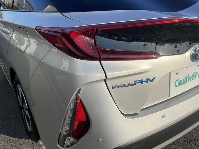 トヨタ プリウス ＰＨＶ A ユーティリティプラス 茨城県 2018(平30)年 1.9万km シルバーM 純正SDナビ/(Bluetooth/USB/バックカメラ/フルセグTV)/トヨタセーフティセンス/　プリクラッシュブレーキ/　レーンアシスト/　オートマチックハイビーム/アダプティブクルーズコントロール/パーキングアシスト/シートヒーター/ETC2.0/横滑り防止装置/コーナーセンサー/LEDオートライト/アイドリングストップ/スマートキー/プッシュスタート/冷房AAC/ドライブレコーダー/純正フロアマット/15インチ純正アルミホイール
