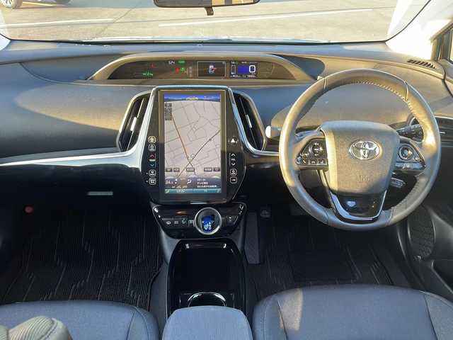 トヨタ プリウス ＰＨＶ A ユーティリティプラス 茨城県 2018(平30)年 1.9万km シルバーM 純正SDナビ/(Bluetooth/USB/バックカメラ/フルセグTV)/トヨタセーフティセンス/　プリクラッシュブレーキ/　レーンアシスト/　オートマチックハイビーム/アダプティブクルーズコントロール/パーキングアシスト/シートヒーター/ETC2.0/横滑り防止装置/コーナーセンサー/LEDオートライト/アイドリングストップ/スマートキー/プッシュスタート/冷房AAC/ドライブレコーダー/純正フロアマット/15インチ純正アルミホイール