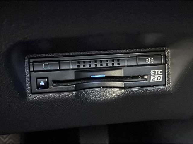 トヨタ プリウス ＰＨＶ A ユーティリティプラス 茨城県 2018(平30)年 1.9万km シルバーM 純正SDナビ/(Bluetooth/USB/バックカメラ/フルセグTV)/トヨタセーフティセンス/　プリクラッシュブレーキ/　レーンアシスト/　オートマチックハイビーム/アダプティブクルーズコントロール/パーキングアシスト/シートヒーター/ETC2.0/横滑り防止装置/コーナーセンサー/LEDオートライト/アイドリングストップ/スマートキー/プッシュスタート/冷房AAC/ドライブレコーダー/純正フロアマット/15インチ純正アルミホイール