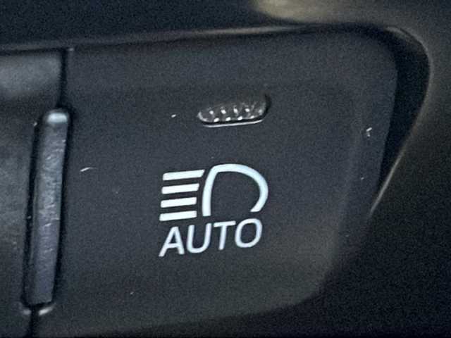 トヨタ プリウス ＰＨＶ A ユーティリティプラス 茨城県 2018(平30)年 1.9万km シルバーM 純正SDナビ/(Bluetooth/USB/バックカメラ/フルセグTV)/トヨタセーフティセンス/　プリクラッシュブレーキ/　レーンアシスト/　オートマチックハイビーム/アダプティブクルーズコントロール/パーキングアシスト/シートヒーター/ETC2.0/横滑り防止装置/コーナーセンサー/LEDオートライト/アイドリングストップ/スマートキー/プッシュスタート/冷房AAC/ドライブレコーダー/純正フロアマット/15インチ純正アルミホイール