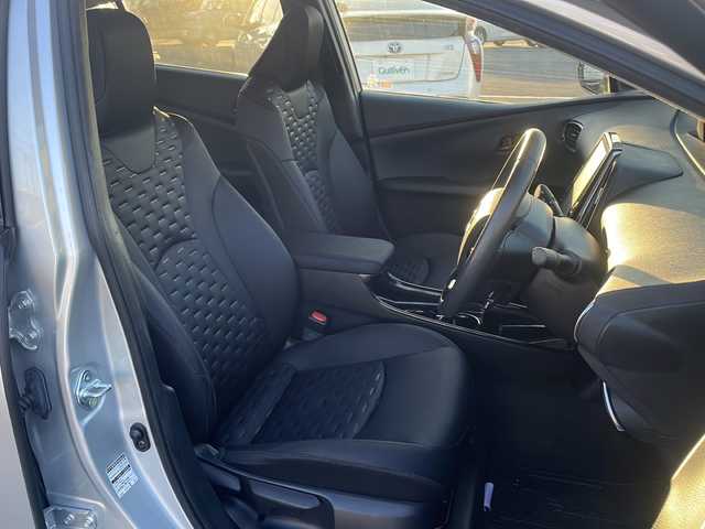 トヨタ プリウス ＰＨＶ A ユーティリティプラス 茨城県 2018(平30)年 1.9万km シルバーM 純正SDナビ/(Bluetooth/USB/バックカメラ/フルセグTV)/トヨタセーフティセンス/　プリクラッシュブレーキ/　レーンアシスト/　オートマチックハイビーム/アダプティブクルーズコントロール/パーキングアシスト/シートヒーター/ETC2.0/横滑り防止装置/コーナーセンサー/LEDオートライト/アイドリングストップ/スマートキー/プッシュスタート/冷房AAC/ドライブレコーダー/純正フロアマット/15インチ純正アルミホイール