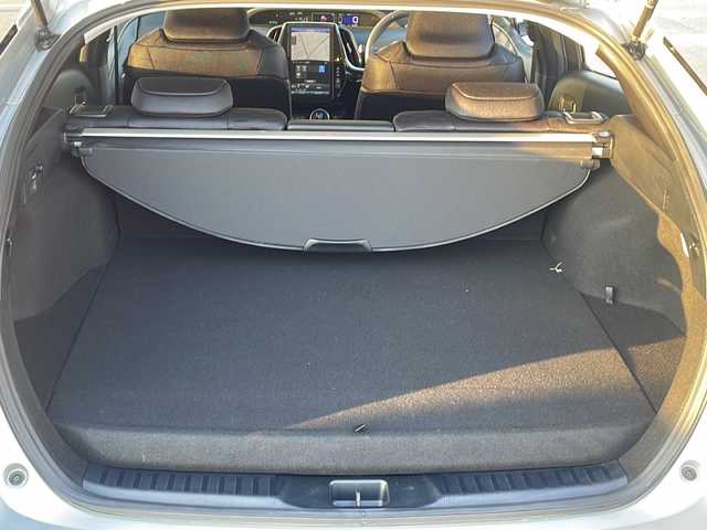 トヨタ プリウス ＰＨＶ A ユーティリティプラス 茨城県 2018(平30)年 1.9万km シルバーM 純正SDナビ/(Bluetooth/USB/バックカメラ/フルセグTV)/トヨタセーフティセンス/　プリクラッシュブレーキ/　レーンアシスト/　オートマチックハイビーム/アダプティブクルーズコントロール/パーキングアシスト/シートヒーター/ETC2.0/横滑り防止装置/コーナーセンサー/LEDオートライト/アイドリングストップ/スマートキー/プッシュスタート/冷房AAC/ドライブレコーダー/純正フロアマット/15インチ純正アルミホイール