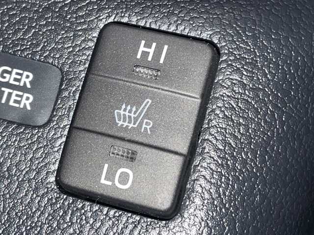 トヨタ プリウス ＰＨＶ A ユーティリティプラス 茨城県 2018(平30)年 1.9万km シルバーM 純正SDナビ/(Bluetooth/USB/バックカメラ/フルセグTV)/トヨタセーフティセンス/　プリクラッシュブレーキ/　レーンアシスト/　オートマチックハイビーム/アダプティブクルーズコントロール/パーキングアシスト/シートヒーター/ETC2.0/横滑り防止装置/コーナーセンサー/LEDオートライト/アイドリングストップ/スマートキー/プッシュスタート/冷房AAC/ドライブレコーダー/純正フロアマット/15インチ純正アルミホイール