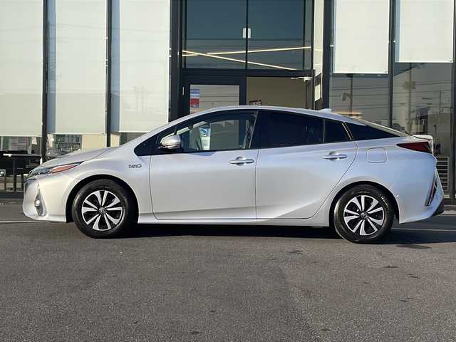 トヨタ プリウス ＰＨＶ A ユーティリティプラス 茨城県 2018(平30)年 1.9万km シルバーM 純正SDナビ/(Bluetooth/USB/バックカメラ/フルセグTV)/トヨタセーフティセンス/　プリクラッシュブレーキ/　レーンアシスト/　オートマチックハイビーム/アダプティブクルーズコントロール/パーキングアシスト/シートヒーター/ETC2.0/横滑り防止装置/コーナーセンサー/LEDオートライト/アイドリングストップ/スマートキー/プッシュスタート/冷房AAC/ドライブレコーダー/純正フロアマット/15インチ純正アルミホイール