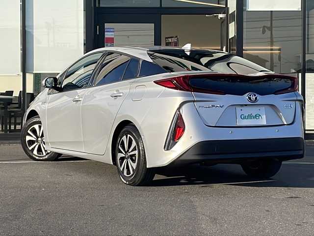 トヨタ プリウス ＰＨＶ A ユーティリティプラス 茨城県 2018(平30)年 1.9万km シルバーM 純正SDナビ/(Bluetooth/USB/バックカメラ/フルセグTV)/トヨタセーフティセンス/　プリクラッシュブレーキ/　レーンアシスト/　オートマチックハイビーム/アダプティブクルーズコントロール/パーキングアシスト/シートヒーター/ETC2.0/横滑り防止装置/コーナーセンサー/LEDオートライト/アイドリングストップ/スマートキー/プッシュスタート/冷房AAC/ドライブレコーダー/純正フロアマット/15インチ純正アルミホイール