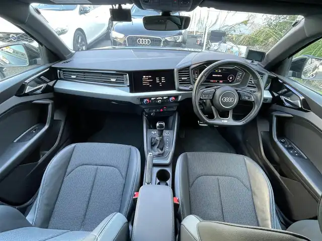 アウディ Ａ１ SB 25TFSI Sライン 静岡県 2021(令3)年 2.5万km ミトスブラックメタリック コンビニエンスパッケージ/・アドバンストキー/・リヤビューカメラ/・アウディパーキングシステム/・デラックスオートマチックエアコンディショナー/・シートヒーター/MMIナビ/(Bluetooth/USB/フルセグ/AM/FM)/ACC/ブラインドスポットモニター/バックカメラ/LEDライト/ETC2.0/純正17インチアルミホイール/ドライブレコーダー/純正フロアマット/取扱説明書