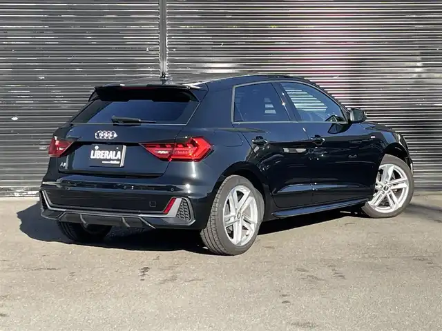 アウディ Ａ１ SB 25TFSI Sライン 静岡県 2021(令3)年 2.5万km ミトスブラックメタリック コンビニエンスパッケージ/・アドバンストキー/・リヤビューカメラ/・アウディパーキングシステム/・デラックスオートマチックエアコンディショナー/・シートヒーター/MMIナビ/(Bluetooth/USB/フルセグ/AM/FM)/ACC/ブラインドスポットモニター/バックカメラ/LEDライト/ETC2.0/純正17インチアルミホイール/ドライブレコーダー/純正フロアマット/取扱説明書
