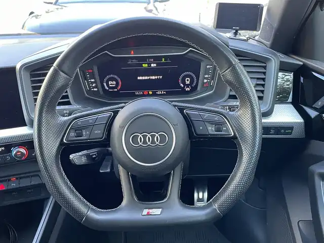 アウディ Ａ１ SB 25TFSI Sライン 静岡県 2021(令3)年 2.5万km ミトスブラックメタリック コンビニエンスパッケージ/・アドバンストキー/・リヤビューカメラ/・アウディパーキングシステム/・デラックスオートマチックエアコンディショナー/・シートヒーター/MMIナビ/(Bluetooth/USB/フルセグ/AM/FM)/ACC/ブラインドスポットモニター/バックカメラ/LEDライト/ETC2.0/純正17インチアルミホイール/ドライブレコーダー/純正フロアマット/取扱説明書