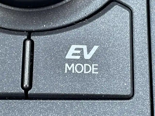 レクサス ＮＸ 300h Fスポーツ 岡山県 2019(令1)年 5.6万km グラファイトブラックガラスフレーク 車検R8年11月/純正メモリーナビ/フルセグTV/USB/Micro-SD/DVD/Blu-ray/Bluetooth/バックカメラ/プリクラッシュセーフティシステムセット/・レーダークルーズコントロール/・プリクラッシュセーフティ/・レーンキープアシスト/トリプルLEDオートヘッドライト/アダプティブハイビーム/カラーヘッドアップディスプレイ/パワーバックドア/専用赤革スポーツシート/シートヒーター/ベンチレーション/電動格納シート/スマートキー×2＋カードキーあり/ETC2.0/ドライブレコーダー/禁煙車/保証書/取説