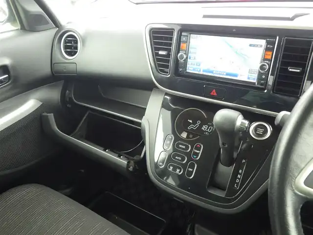 日産 デイズ ルークス ハイウェイスターターボ 千葉県 2015(平27)年 5.8万km プレミアムパープルP エマージェンシーブレーキ/アイドリングストップ/両側パワースライドドア/純正SDナビ/地デジTV/【DVD/CD再生機能　Bluetooth接続】/アラウンドビューモニター/革巻きステアリング/ETC/HIDヘッドライト/フォグライト/ウインカーミラー/純正15インチアルミホイル/インテリジェントキー