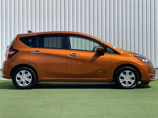 日産 ノート e－パワー X 香川県 2017(平29)年 2.9万km プレミアムコロナオレンジ 登録時走行距離：28757km/ディーラー純正SDナビ/　CD DVD BT フルセグTV/デジタルインナーミラー/全方位カメラ/エマージェンシーブレーキ/レーンキープアシスト/横滑り防止装置/LEDヘッドライト/オートライト/純正ドライブレコーダー/ETC/ステアリングスイッチ/プッシュスタート/インテリジェントキー