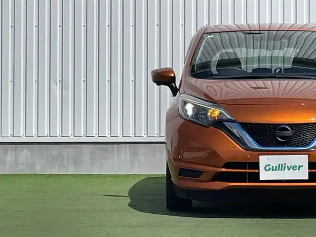 日産 ノート e－パワー X 香川県 2017(平29)年 2.9万km プレミアムコロナオレンジ 登録時走行距離：28757km/ディーラー純正SDナビ/　CD DVD BT フルセグTV/デジタルインナーミラー/全方位カメラ/エマージェンシーブレーキ/レーンキープアシスト/横滑り防止装置/LEDヘッドライト/オートライト/純正ドライブレコーダー/ETC/ステアリングスイッチ/プッシュスタート/インテリジェントキー