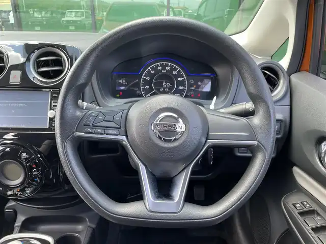 日産 ノート e－パワー X 香川県 2017(平29)年 2.9万km プレミアムコロナオレンジ 登録時走行距離：28757km/ディーラー純正SDナビ/　CD DVD BT フルセグTV/デジタルインナーミラー/全方位カメラ/エマージェンシーブレーキ/レーンキープアシスト/横滑り防止装置/LEDヘッドライト/オートライト/純正ドライブレコーダー/ETC/ステアリングスイッチ/プッシュスタート/インテリジェントキー