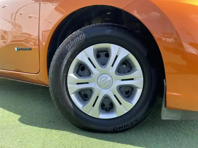 日産 ノート e－パワー X 香川県 2017(平29)年 2.9万km プレミアムコロナオレンジ 登録時走行距離：28757km/ディーラー純正SDナビ/　CD DVD BT フルセグTV/デジタルインナーミラー/全方位カメラ/エマージェンシーブレーキ/レーンキープアシスト/横滑り防止装置/LEDヘッドライト/オートライト/純正ドライブレコーダー/ETC/ステアリングスイッチ/プッシュスタート/インテリジェントキー