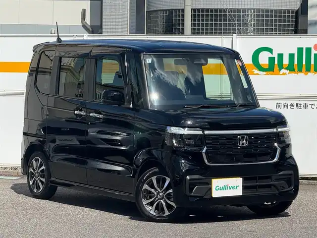 ホンダ Ｎ ＢＯＸ カスタム 愛知県 2024(令6)年 0.5万km クリスタルブラックパール /禁煙車//ワンオーナー//Gathers８インチナビ//フルセグ/USB/Bluetooth//TV　CONTROL SV//ナビ装着用スペシャルパッケージ//バックカメラ//ビルドインETC//両側パワースライドドア//シートヒーター//ダイレクトプロジェクション式フルLEDヘッドライト//シーケンシャルターンシグナルランプ//デイタイムランニングランプ//インテリアイルミネーション//オートハイビーム//Honda SENSING//衝突軽減ブレーキ//車線維持支援システム//アダプティブクルーズコントロール//歩行者事故低減ステアリング//路外逸脱抑制機能//誤発進抑制機能//後方誤発進抑制機能//近距離衝突軽減ブレーキ//急アクセル抑制機能//パーキングセンサー//先行車発進お知らせ機能//標識認識機能//チップアップシート//リアロールサンシェード//コンビニフック付シートバックテーブル//360° スーパーUV・IRカットパッケージ//純正14インチアルミホイール//VSA//ECON//プッシュスタート//スマートスペアキー//オートリトラウィンカーミラー//純正フロアマット//純正ドアバイザー//保証書/取扱説明書//ETC取扱説明書/ナビ取扱説明書//D点検整備記録簿R6.R7