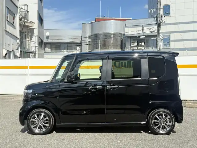 ホンダ Ｎ ＢＯＸ カスタム 愛知県 2024(令6)年 0.5万km クリスタルブラックパール /禁煙車//ワンオーナー//Gathers８インチナビ//フルセグ/USB/Bluetooth//TV　CONTROL SV//ナビ装着用スペシャルパッケージ//バックカメラ//ビルドインETC//両側パワースライドドア//シートヒーター//ダイレクトプロジェクション式フルLEDヘッドライト//シーケンシャルターンシグナルランプ//デイタイムランニングランプ//インテリアイルミネーション//オートハイビーム//Honda SENSING//衝突軽減ブレーキ//車線維持支援システム//アダプティブクルーズコントロール//歩行者事故低減ステアリング//路外逸脱抑制機能//誤発進抑制機能//後方誤発進抑制機能//近距離衝突軽減ブレーキ//急アクセル抑制機能//パーキングセンサー//先行車発進お知らせ機能//標識認識機能//チップアップシート//リアロールサンシェード//コンビニフック付シートバックテーブル//360° スーパーUV・IRカットパッケージ//純正14インチアルミホイール//VSA//ECON//プッシュスタート//スマートスペアキー//オートリトラウィンカーミラー//純正フロアマット//純正ドアバイザー//保証書/取扱説明書//ETC取扱説明書/ナビ取扱説明書//D点検整備記録簿R6.R7