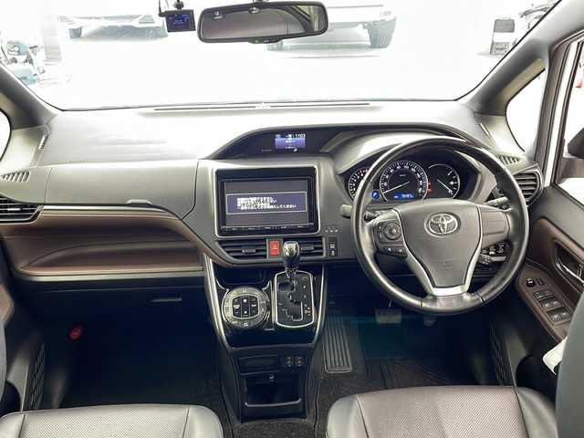 トヨタ エスクァイア Gi 兵庫県 2015(平27)年 7.6万km ホワイトパールクリスタルシャイン ・純正9インチSDナビ＆フルセグ＆BT＆DV/・バックカメラ/・両側パワースライドドア/・ビルトインETC/・社外前方ドライブレコーダー/・合皮シート/・前席シートヒーター/・革巻きステアリング/・ステアリングリモコン/・LEDヘッドライト/・フォグ/・オートライト/・オートマチックハイビーム/・2列目サンシェード/・クルーズコントロール/・スマートキー/・プッシュスタート/・純正15インチアルミホイール/・横滑り防止装置/・アイドリングストップ/・純正フロアマット