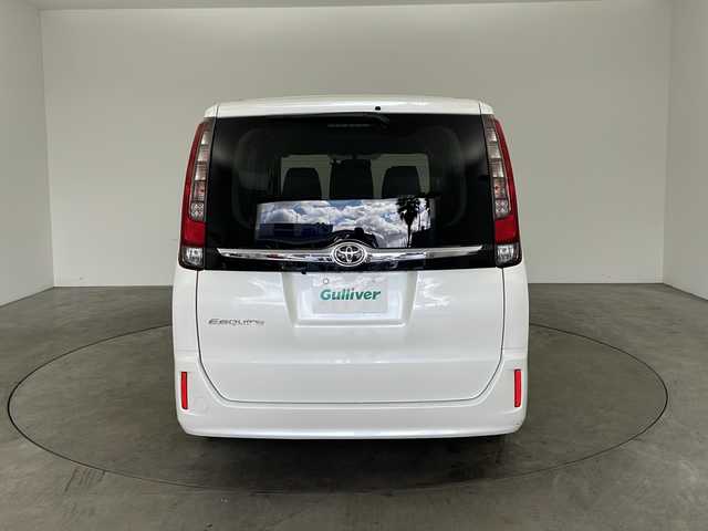 トヨタ エスクァイア Gi 兵庫県 2015(平27)年 7.6万km ホワイトパールクリスタルシャイン ・純正9インチSDナビ＆フルセグ＆BT＆DV/・バックカメラ/・両側パワースライドドア/・ビルトインETC/・社外前方ドライブレコーダー/・合皮シート/・前席シートヒーター/・革巻きステアリング/・ステアリングリモコン/・LEDヘッドライト/・フォグ/・オートライト/・オートマチックハイビーム/・2列目サンシェード/・クルーズコントロール/・スマートキー/・プッシュスタート/・純正15インチアルミホイール/・横滑り防止装置/・アイドリングストップ/・純正フロアマット
