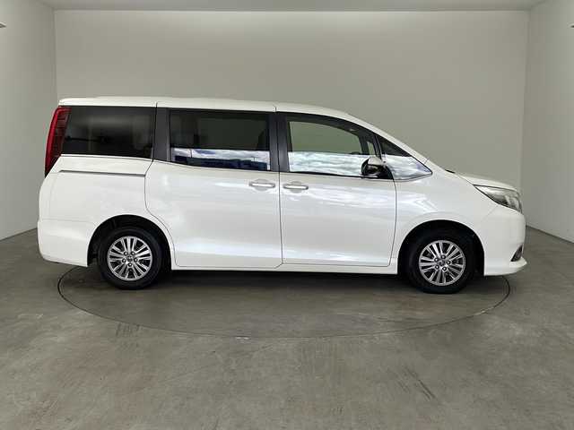 トヨタ エスクァイア Gi 兵庫県 2015(平27)年 7.6万km ホワイトパールクリスタルシャイン ・純正9インチSDナビ＆フルセグ＆BT＆DV/・バックカメラ/・両側パワースライドドア/・ビルトインETC/・社外前方ドライブレコーダー/・合皮シート/・前席シートヒーター/・革巻きステアリング/・ステアリングリモコン/・LEDヘッドライト/・フォグ/・オートライト/・オートマチックハイビーム/・2列目サンシェード/・クルーズコントロール/・スマートキー/・プッシュスタート/・純正15インチアルミホイール/・横滑り防止装置/・アイドリングストップ/・純正フロアマット