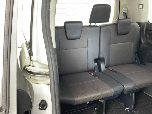 トヨタ エスクァイア Gi 兵庫県 2015(平27)年 7.6万km ホワイトパールクリスタルシャイン ・純正9インチSDナビ＆フルセグ＆BT＆DV/・バックカメラ/・両側パワースライドドア/・ビルトインETC/・社外前方ドライブレコーダー/・合皮シート/・前席シートヒーター/・革巻きステアリング/・ステアリングリモコン/・LEDヘッドライト/・フォグ/・オートライト/・オートマチックハイビーム/・2列目サンシェード/・クルーズコントロール/・スマートキー/・プッシュスタート/・純正15インチアルミホイール/・横滑り防止装置/・アイドリングストップ/・純正フロアマット