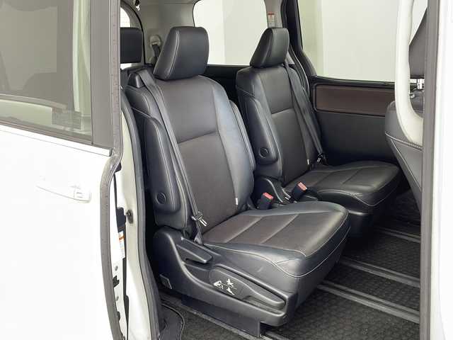 トヨタ エスクァイア Gi 兵庫県 2015(平27)年 7.6万km ホワイトパールクリスタルシャイン ・純正9インチSDナビ＆フルセグ＆BT＆DV/・バックカメラ/・両側パワースライドドア/・ビルトインETC/・社外前方ドライブレコーダー/・合皮シート/・前席シートヒーター/・革巻きステアリング/・ステアリングリモコン/・LEDヘッドライト/・フォグ/・オートライト/・オートマチックハイビーム/・2列目サンシェード/・クルーズコントロール/・スマートキー/・プッシュスタート/・純正15インチアルミホイール/・横滑り防止装置/・アイドリングストップ/・純正フロアマット