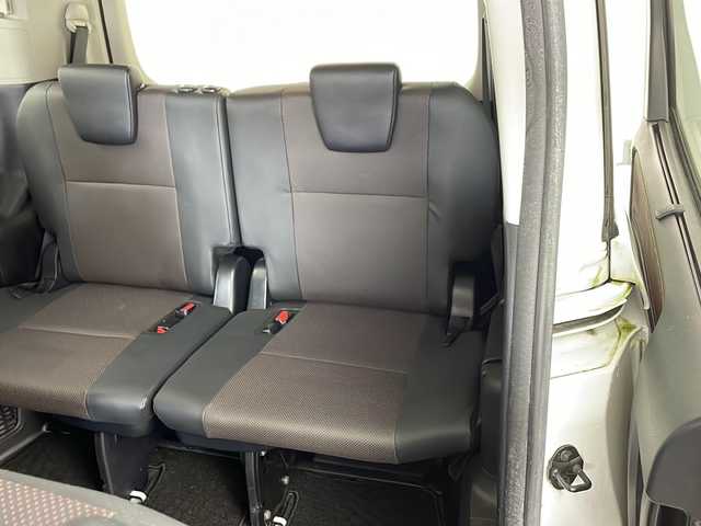 トヨタ エスクァイア Gi 兵庫県 2015(平27)年 7.6万km ホワイトパールクリスタルシャイン ・純正9インチSDナビ＆フルセグ＆BT＆DV/・バックカメラ/・両側パワースライドドア/・ビルトインETC/・社外前方ドライブレコーダー/・合皮シート/・前席シートヒーター/・革巻きステアリング/・ステアリングリモコン/・LEDヘッドライト/・フォグ/・オートライト/・オートマチックハイビーム/・2列目サンシェード/・クルーズコントロール/・スマートキー/・プッシュスタート/・純正15インチアルミホイール/・横滑り防止装置/・アイドリングストップ/・純正フロアマット