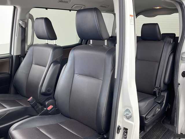 トヨタ エスクァイア Gi 兵庫県 2015(平27)年 7.6万km ホワイトパールクリスタルシャイン ・純正9インチSDナビ＆フルセグ＆BT＆DV/・バックカメラ/・両側パワースライドドア/・ビルトインETC/・社外前方ドライブレコーダー/・合皮シート/・前席シートヒーター/・革巻きステアリング/・ステアリングリモコン/・LEDヘッドライト/・フォグ/・オートライト/・オートマチックハイビーム/・2列目サンシェード/・クルーズコントロール/・スマートキー/・プッシュスタート/・純正15インチアルミホイール/・横滑り防止装置/・アイドリングストップ/・純正フロアマット