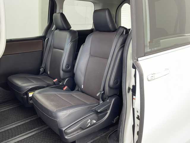 トヨタ エスクァイア Gi 兵庫県 2015(平27)年 7.6万km ホワイトパールクリスタルシャイン ・純正9インチSDナビ＆フルセグ＆BT＆DV/・バックカメラ/・両側パワースライドドア/・ビルトインETC/・社外前方ドライブレコーダー/・合皮シート/・前席シートヒーター/・革巻きステアリング/・ステアリングリモコン/・LEDヘッドライト/・フォグ/・オートライト/・オートマチックハイビーム/・2列目サンシェード/・クルーズコントロール/・スマートキー/・プッシュスタート/・純正15インチアルミホイール/・横滑り防止装置/・アイドリングストップ/・純正フロアマット