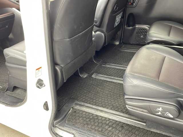 トヨタ エスクァイア Gi 兵庫県 2015(平27)年 7.6万km ホワイトパールクリスタルシャイン ・純正9インチSDナビ＆フルセグ＆BT＆DV/・バックカメラ/・両側パワースライドドア/・ビルトインETC/・社外前方ドライブレコーダー/・合皮シート/・前席シートヒーター/・革巻きステアリング/・ステアリングリモコン/・LEDヘッドライト/・フォグ/・オートライト/・オートマチックハイビーム/・2列目サンシェード/・クルーズコントロール/・スマートキー/・プッシュスタート/・純正15インチアルミホイール/・横滑り防止装置/・アイドリングストップ/・純正フロアマット