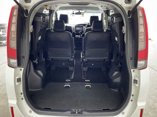 トヨタ エスクァイア Gi 兵庫県 2015(平27)年 7.6万km ホワイトパールクリスタルシャイン ・純正9インチSDナビ＆フルセグ＆BT＆DV/・バックカメラ/・両側パワースライドドア/・ビルトインETC/・社外前方ドライブレコーダー/・合皮シート/・前席シートヒーター/・革巻きステアリング/・ステアリングリモコン/・LEDヘッドライト/・フォグ/・オートライト/・オートマチックハイビーム/・2列目サンシェード/・クルーズコントロール/・スマートキー/・プッシュスタート/・純正15インチアルミホイール/・横滑り防止装置/・アイドリングストップ/・純正フロアマット