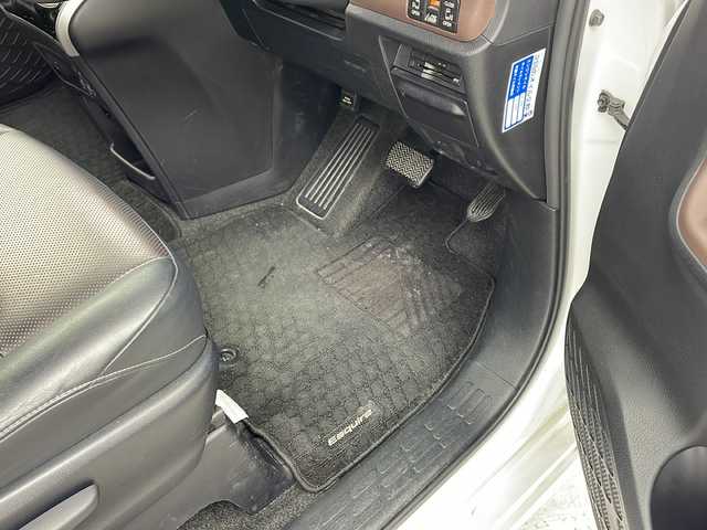 トヨタ エスクァイア Gi 兵庫県 2015(平27)年 7.6万km ホワイトパールクリスタルシャイン ・純正9インチSDナビ＆フルセグ＆BT＆DV/・バックカメラ/・両側パワースライドドア/・ビルトインETC/・社外前方ドライブレコーダー/・合皮シート/・前席シートヒーター/・革巻きステアリング/・ステアリングリモコン/・LEDヘッドライト/・フォグ/・オートライト/・オートマチックハイビーム/・2列目サンシェード/・クルーズコントロール/・スマートキー/・プッシュスタート/・純正15インチアルミホイール/・横滑り防止装置/・アイドリングストップ/・純正フロアマット