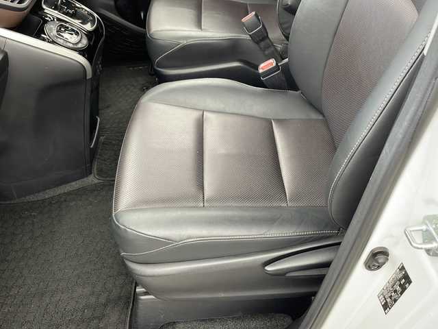 トヨタ エスクァイア Gi 兵庫県 2015(平27)年 7.6万km ホワイトパールクリスタルシャイン ・純正9インチSDナビ＆フルセグ＆BT＆DV/・バックカメラ/・両側パワースライドドア/・ビルトインETC/・社外前方ドライブレコーダー/・合皮シート/・前席シートヒーター/・革巻きステアリング/・ステアリングリモコン/・LEDヘッドライト/・フォグ/・オートライト/・オートマチックハイビーム/・2列目サンシェード/・クルーズコントロール/・スマートキー/・プッシュスタート/・純正15インチアルミホイール/・横滑り防止装置/・アイドリングストップ/・純正フロアマット