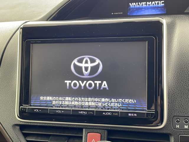 トヨタ エスクァイア Gi 兵庫県 2015(平27)年 7.6万km ホワイトパールクリスタルシャイン ・純正9インチSDナビ＆フルセグ＆BT＆DV/・バックカメラ/・両側パワースライドドア/・ビルトインETC/・社外前方ドライブレコーダー/・合皮シート/・前席シートヒーター/・革巻きステアリング/・ステアリングリモコン/・LEDヘッドライト/・フォグ/・オートライト/・オートマチックハイビーム/・2列目サンシェード/・クルーズコントロール/・スマートキー/・プッシュスタート/・純正15インチアルミホイール/・横滑り防止装置/・アイドリングストップ/・純正フロアマット