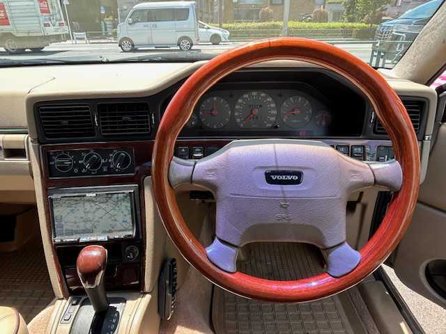 ボルボ ９６０ 3．0 エステート 東京都 1996(平8)年 10.6万km シルバーサンドメタリック 社外HDDナビ【CN－HDS620D】/（AM/FM/CD/DVD）/ガラスルーフ/パワーシートD+N席/シートヒーターD+N席/ETC/ハロゲンヘッドランプ/スペアキー×1/保証書/取扱説明書