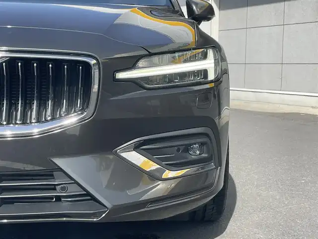 ボルボ Ｖ６０ T5 インスクリプション 千葉県 2018(平30)年 2.7万km グレー 衝突被害低減ブレーキ/レーダークルーズ/レーンキープアシスト/ブラインドスポットモニター/クロストラフィックアラート/ロードサインインフォメーション/前後コーナーセンサー/ヘッドアップディスプレイ/LEDヘッドライト/フォグライト/純正ナビ/フルセグTV/CD/Blue Tooth/前後ドラレコ/スピーチコントロール/取説/保証書