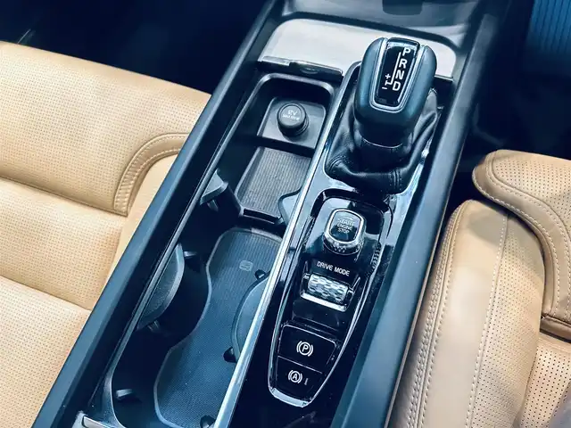 ボルボ Ｖ６０ T5 インスクリプション 大阪府 2018(平30)年 2.7万km グレー ベージュ革/メモリ付きパワーシート/エアシートヒーター/HUD/ハーマンカードン/ACC/BLIS/純正ナビ/TV/３６０度カメラ/applecarplay/純正18インチAW/LEDヘッドライト/電動リアゲート/自動駐車