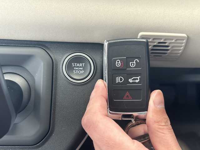 ランドローバー ランドローバー ディフェンダー 110S 宮崎県 2022(令4)年 0.1万km カルパチアングレー ワンオーナー/登録時走行距離256km/純正ナビ/車内wi-fi/バックカメラ/360度ビューカメラ/ダウンヒルアシスト/白レザーシート/背面タイヤ/LEDヘッドライト・オートライト/ブラインドスポットモニター/USBコネクト/ステアリングヒーター/サンルーフ/クルーズコントロール/ETC2.0/保証書・記録簿・スペアキー１本