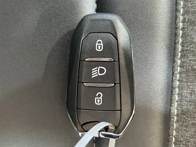 シトロエン Ｃ３ エアクロス シャイン 岩手県 2022(令4)年 1.5万km 緑 純正ディスプレイオーディオ/FM/USB/Bluetooth/バックカメラ/ETC/ドライブレコーダー/クルーズコントロール/衝突被害軽減ブレーキ/レーンキープアシスト/横滑り防止装置/アイドリングストップ/ブラインドスポットモニター/ハーフレザーシート/オートライト/LEDヘッドライト/オートワイパー/スマートキー/プッシュスタート/電動格納ミラー/純正16インチAW/純正フロアマット/ルーフレール/ワイヤレススマホ充電