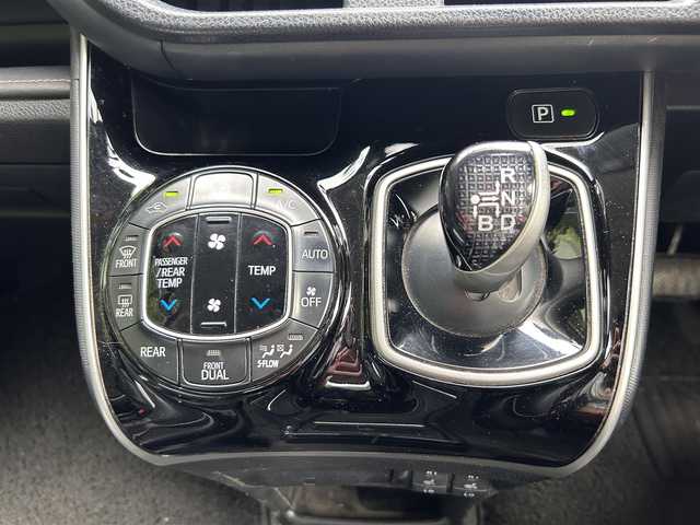トヨタ エスクァイア ハイブリッド Gi 東京都 2015(平27)年 12.2万km ブラック ワンオーナー/7インチディーラーOPナビ(NSZN-W64T)/Bluetooth/バックカメラ/ドライブレコーダー（KNA-DR300）/シートヒーター/フリップダウンモニター/両側パワースライドドア/純正フロアマット/純正1５インチアルミホイール/オートライト/LEDライト/ETC