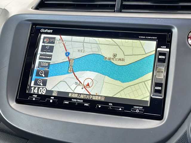 ホンダ フィット XH 新潟県 2012(平24)年 6.7万km プレミアムホワイトパール 4WD/純正インターナビ(VXM-128VSXi)/CD/DVD/USB/ワンセグテレビ/バックカメラ/ETC/クルーズコントロール/シートヒーター /ミラーヒーター/ステアリングスイッチ/スマートキー/キセノンヘッドライト/オートライト/社外15インチAW夏タイヤ車載