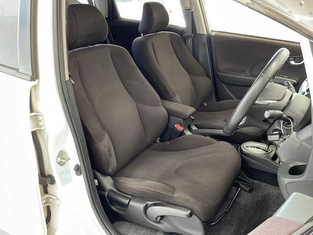 ホンダ フィット XH 新潟県 2012(平24)年 6.7万km プレミアムホワイトパール 4WD/純正インターナビ(VXM-128VSXi)/CD/DVD/USB/ワンセグテレビ/バックカメラ/ETC/クルーズコントロール/シートヒーター /ミラーヒーター/ステアリングスイッチ/スマートキー/キセノンヘッドライト/オートライト/社外15インチAW夏タイヤ車載