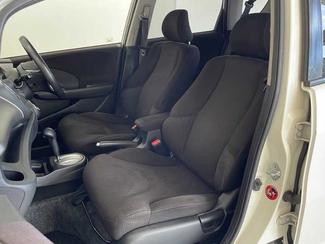 ホンダ フィット XH 新潟県 2012(平24)年 6.7万km プレミアムホワイトパール 4WD/純正インターナビ(VXM-128VSXi)/CD/DVD/USB/ワンセグテレビ/バックカメラ/ETC/クルーズコントロール/シートヒーター /ミラーヒーター/ステアリングスイッチ/スマートキー/キセノンヘッドライト/オートライト/社外15インチAW夏タイヤ車載