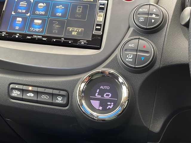 ホンダ フィット XH 新潟県 2012(平24)年 6.7万km プレミアムホワイトパール 4WD/純正インターナビ(VXM-128VSXi)/CD/DVD/USB/ワンセグテレビ/バックカメラ/ETC/クルーズコントロール/シートヒーター /ミラーヒーター/ステアリングスイッチ/スマートキー/キセノンヘッドライト/オートライト/社外15インチAW夏タイヤ車載