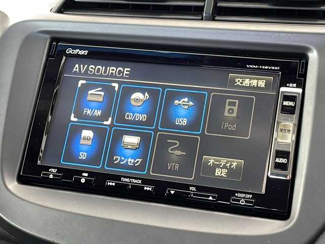 ホンダ フィット XH 新潟県 2012(平24)年 6.7万km プレミアムホワイトパール 4WD/純正インターナビ(VXM-128VSXi)/CD/DVD/USB/ワンセグテレビ/バックカメラ/ETC/クルーズコントロール/シートヒーター /ミラーヒーター/ステアリングスイッチ/スマートキー/キセノンヘッドライト/オートライト/社外15インチAW夏タイヤ車載