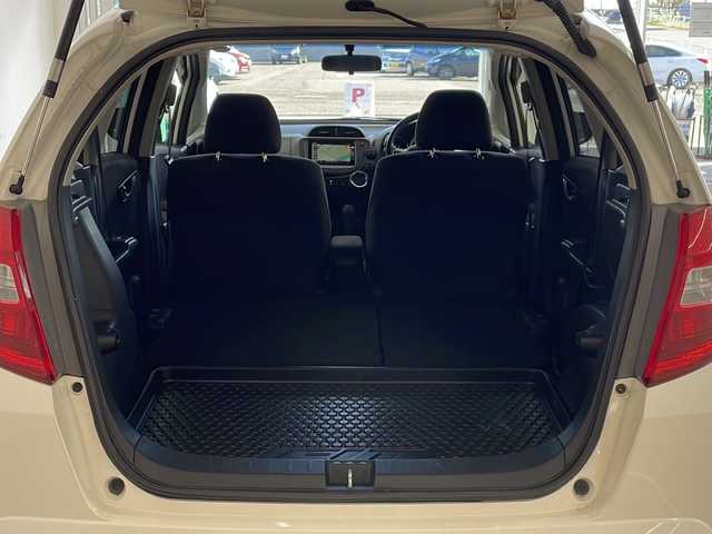 ホンダ フィット XH 新潟県 2012(平24)年 6.7万km プレミアムホワイトパール 4WD/純正インターナビ(VXM-128VSXi)/CD/DVD/USB/ワンセグテレビ/バックカメラ/ETC/クルーズコントロール/シートヒーター /ミラーヒーター/ステアリングスイッチ/スマートキー/キセノンヘッドライト/オートライト/社外15インチAW夏タイヤ車載
