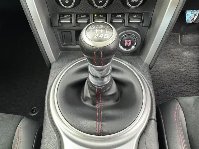トヨタ ８６ GT リミテッド 愛知県 2012(平24)年 4.5万km サテンホワイトパール ＴＲＤエアロ　/ＴＲＤマフラー　/ナビNSZT-W62G/ＨＩＤライト　/オートライト　/スマートキー　/ワンセグＴＶ　/プッシュスタート/アルミホイール　/フロアマット　/保証書　/取説　/記録簿
