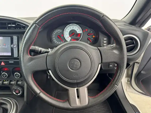 トヨタ ８６ GT リミテッド 愛知県 2012(平24)年 4.5万km サテンホワイトパール ＴＲＤエアロ　/ＴＲＤマフラー　/ナビNSZT-W62G/ＨＩＤライト　/オートライト　/スマートキー　/ワンセグＴＶ　/プッシュスタート/アルミホイール　/フロアマット　/保証書　/取説　/記録簿